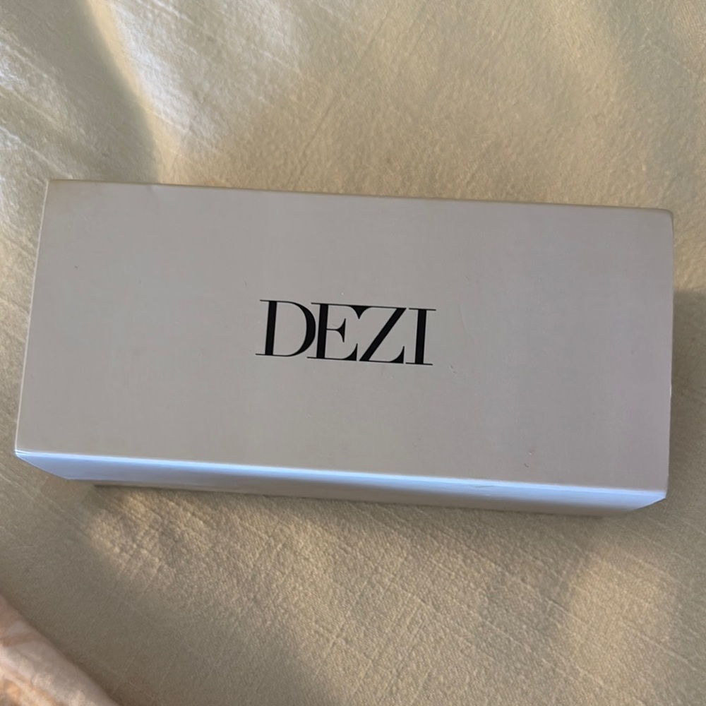 DEZI SUNGLASSES (SLICK)
